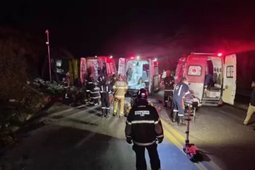 Vítimas foram socorridas pelo Corpo de Bombeiros e Samu — Foto: Corpo de Bombeiros/Divulgação