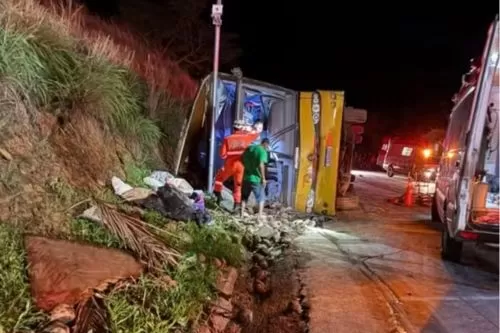Ônibus tombou na BR-251 — Foto: PRF