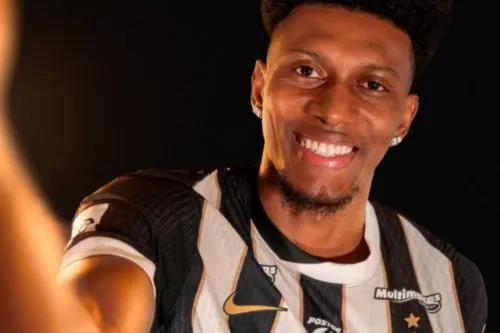 Novo reforço do Atlético, Cassierra posa com a camisa alvinegra Foto: Pedro Souza/Atlético