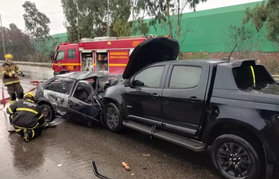 Duas pessoas morrem carbonizadas após acidente na BR-040, em Paracatu - Foto: Divulgação/PRF