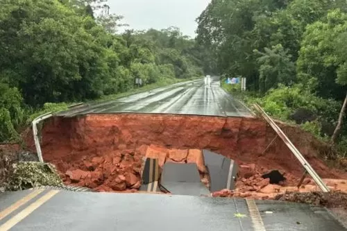 Trecho da BR-251 é totalmente interditado após rompimento de galeria em Dom Bosco — Foto: Polícia Militar Rodoviária
