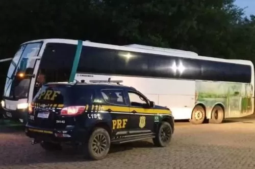 Ônibus que a adolescente viajava — Foto: PRF