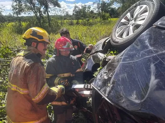 Mulher morre e filhos ficam feridos em grave acidente na BR-251, em MG