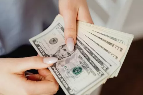 Dólar recua e fecha a R$ 5,20, menor valor em quase dois anos