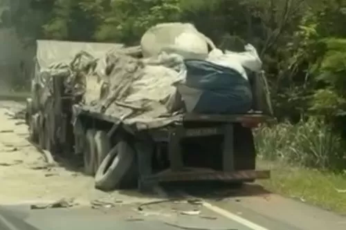 VÍDEO: Ecovias Norte Minas registra colisão entre veículos pesados na BR-135, em Engenheiro Navarro