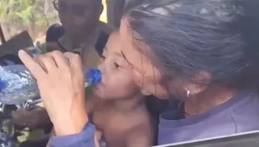 Menina Alice, que desapareceu em Jeceaba, bebe água dentro de carro logo após ser encontrada — Foto: Fabiano Villela/TV Globo 