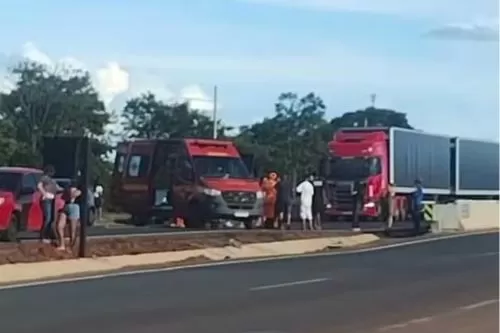 Mulher foi atropelada no perímetro urbano de Bocaiuva — Foto: Corpo de Bombeiros/Divulgação