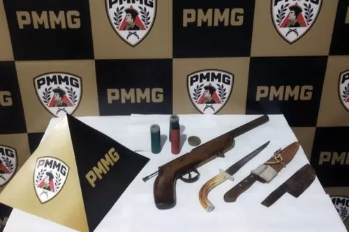 PMMG realiza ação preventiva e recolhe armas em Presidente Kubitschek