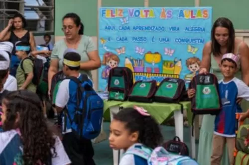 Prefeitura de Curvelo inicia ano letivo com entrega de materiais escolares aos alunos