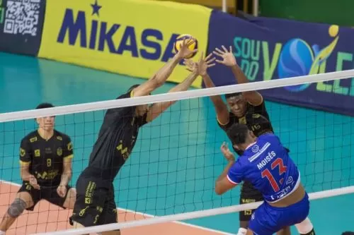 MOC Vôlei venceu o Apade por 3 sets a 0 e — Foto: Alex Sezko