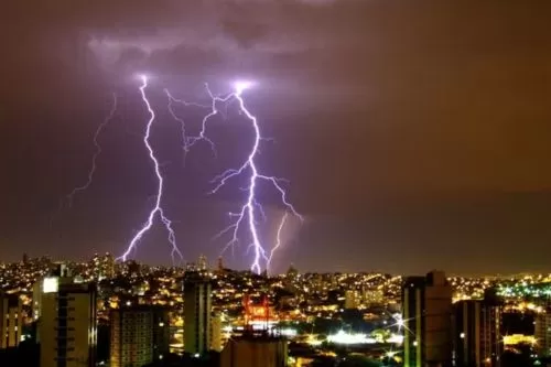 Norte de Minas registra mais de 571 mil raios em 2025; veja cuidados para evitar acidentes