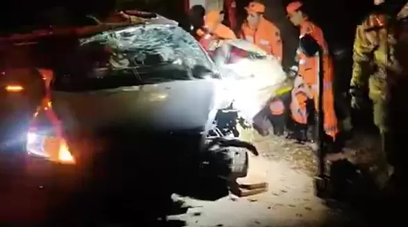 Bombeiros fizeram o resgate da vítima que estava resa nas ferragens/Foto: CBMMG