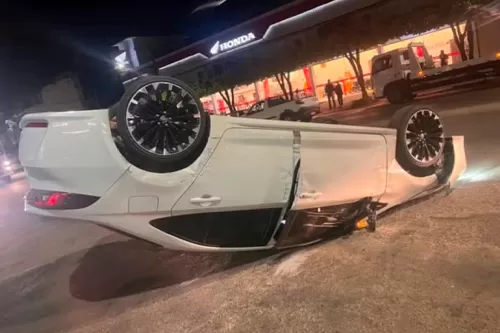 Carro capotado na Av. Bias Fortes. Foto: Polícia Militar/Divulgação.