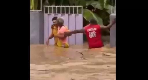Forte chuva causa alagamentos e idosa é resgatada por moradores em MG