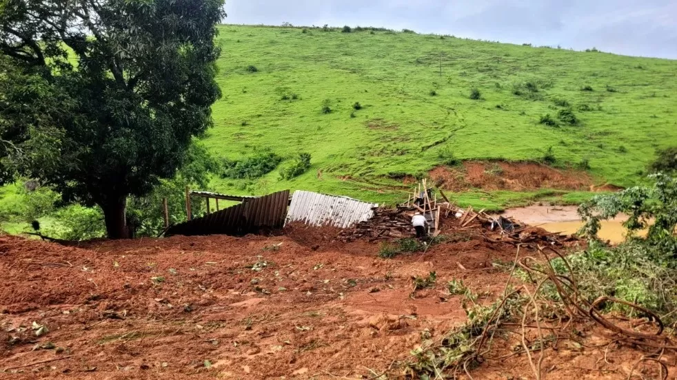 Casa foi destruída pela força da água após fortes chuvas; vítimas eram um casal e dois filhos/Foto> CBMMG
