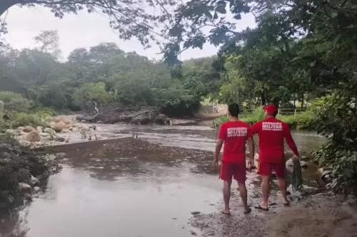 Tromba d’água deixa oito pessoas ilhadas no Rio Mosquito, em Serranópolis de Minas