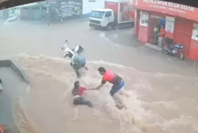 Mulheres foram resgatadas por comerciantes/Foto: Reprodução Internet