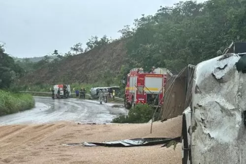 Motorista morre e sobrinho fica ferido após carreta invadir contramão na BR-251, em Unaí