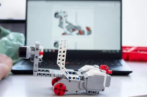 Prefeitura de Curvelo abre inscrições para as Oficinas de Robótica 2026