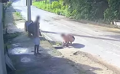 Imagens mostram mãe carregando bebê por um dos braços/Foto: Reprodução Intenert