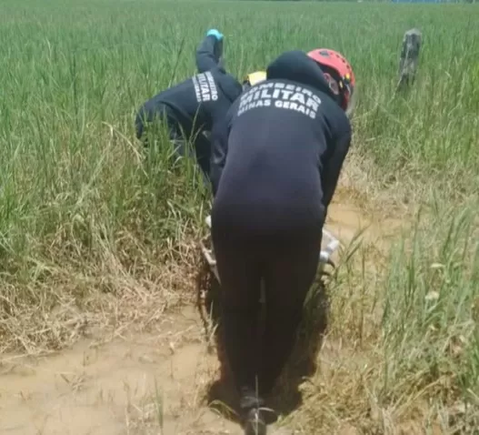 Militares durante o resgate/ Foto: Corpo de Bombeiros 