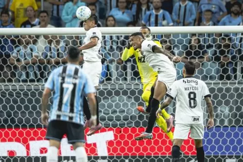 Análise: falhas na bola aérea defensiva custam pontos ao Atlético no Brasileiro