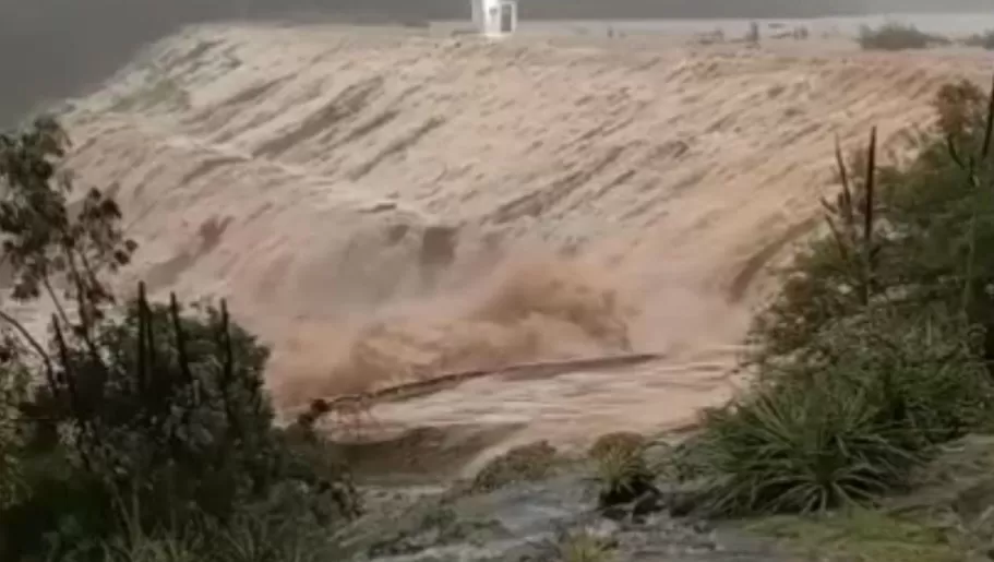 VÍDEO: Defesa Civil determina evacuação imediata por risco de rompimento de barragem em Porteirinha