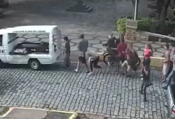Vídeo: mulher é baleada durante o velório da própria mãe em MG