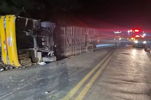 MPMG denuncia motorista de ônibus clandestino por homicídio qualificado após acidente com cinco mortes na BR-251