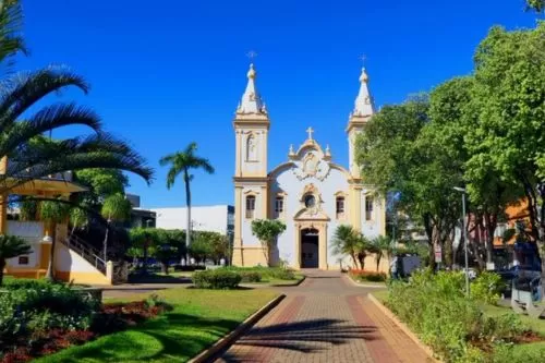 Dia de sol entre nuvens e céu encoberto em alguns períodos