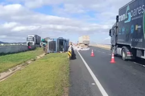 Carreta tombou no no Anel Viário Leste — Foto: Polícia Militar/Divulgação