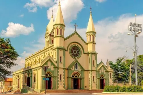 Quinta-feira (5) será de sol e muitas nuvens em Curvelo