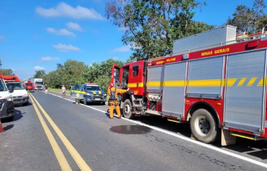 Vítimas ficaram presas às ferragens e vários passageiros ficaram feridos/Foto: CBMMG