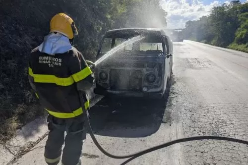 Kombi pegou fogo na BR-251 — Foto: Corpo de Bombeiros/Divulgação