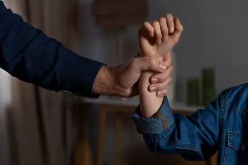 Polícia Militar prende padrasto e mãe suspeitos de estupro de vulnerável em Corinto