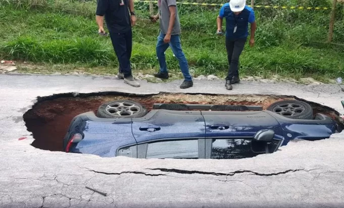 Asfalto ‘engoliu’ completamente o carro/Foto: Reprodução Internet/Itatiaia
