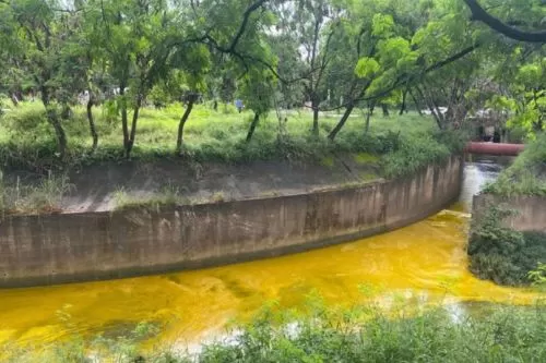 VÍDEO: Carreta com 34 mil litros de óleo vegetal tomba no Distrito Industrial de Montes Claros