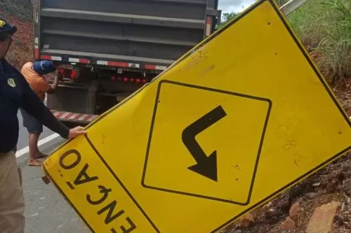 Homem é flagrado carregando placa de sinalização retirada da BR-365 em Jequitaí