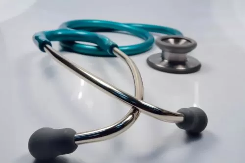 Médica é denunciada por homicídio após morte de paciente em procedimento estético em Montes Claros