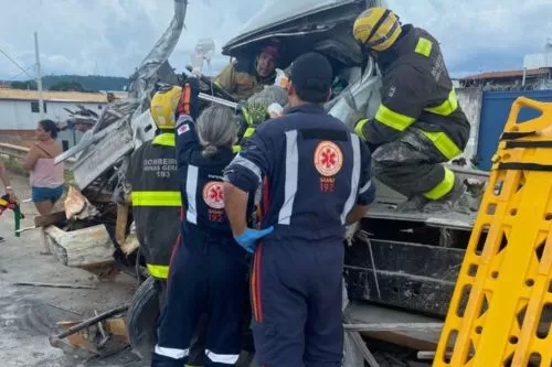 VÍDEO: Acidente com caminhões deixa uma vítima fatal em Montes Claros na tarde desta quarta-feira (18)