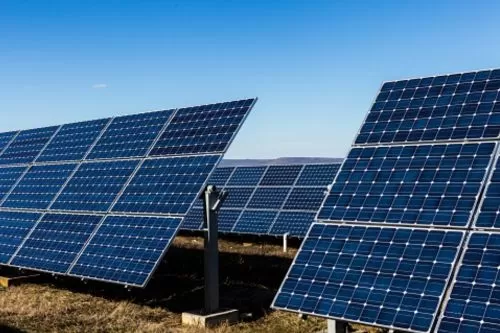 Curvelo inicia operação de usina solar e projeta economia superior a R$ 100 milhões