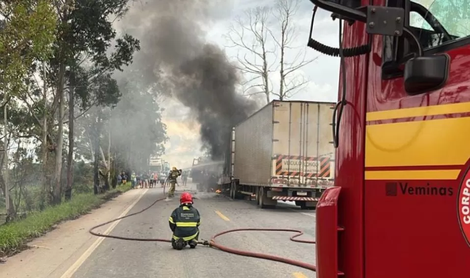 Batida entre carreta mata motoristas na BR-251, em MG
