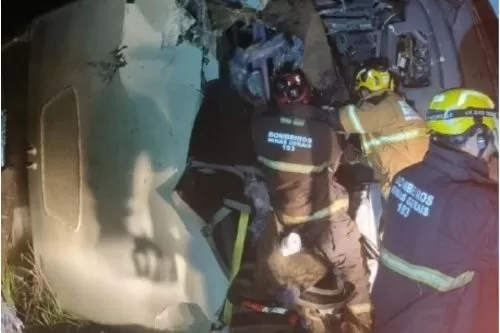 Acidente entre ônibus com estudantes e carreta deixa morto na BR-259, em Galileia