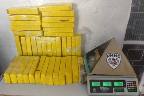 Barras de maconha estavam em caixas de papelão — Foto: Polícia Militar/Divulgação