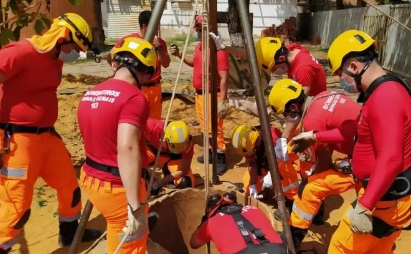 VÍDEO: Mulher cai em cisterna de 12 metros e é resgatada após operação dos bombeiros no Norte de MG
