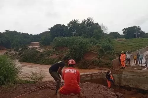 Chuvas deixam moradores ilhados e mobilizam resgates na zona rural de São Francisco