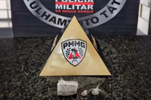 PM prende suspeito por tráfico de drogas após denúncias em Diamantina