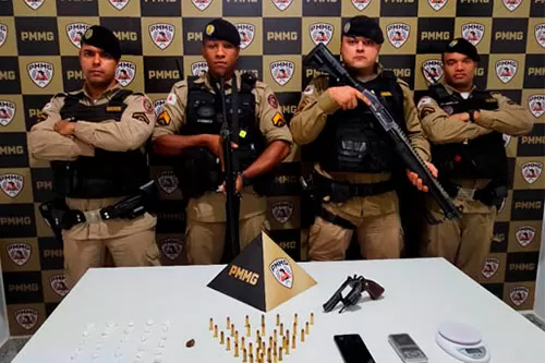 Polícia Militar apreende arma e drogas em operação em Santo Antônio do Rio Abaixo