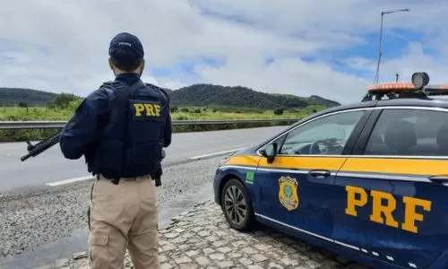 Carga de roupas estrangeiras sem nota fiscal é apreendida na BR-251, em Montes Claros