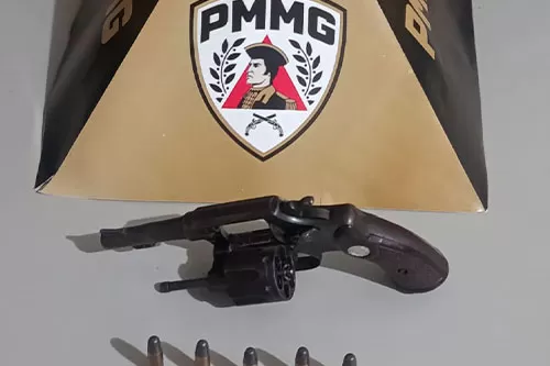 Arma de fogo é apreendida após denúncia de violência doméstica em Corinto